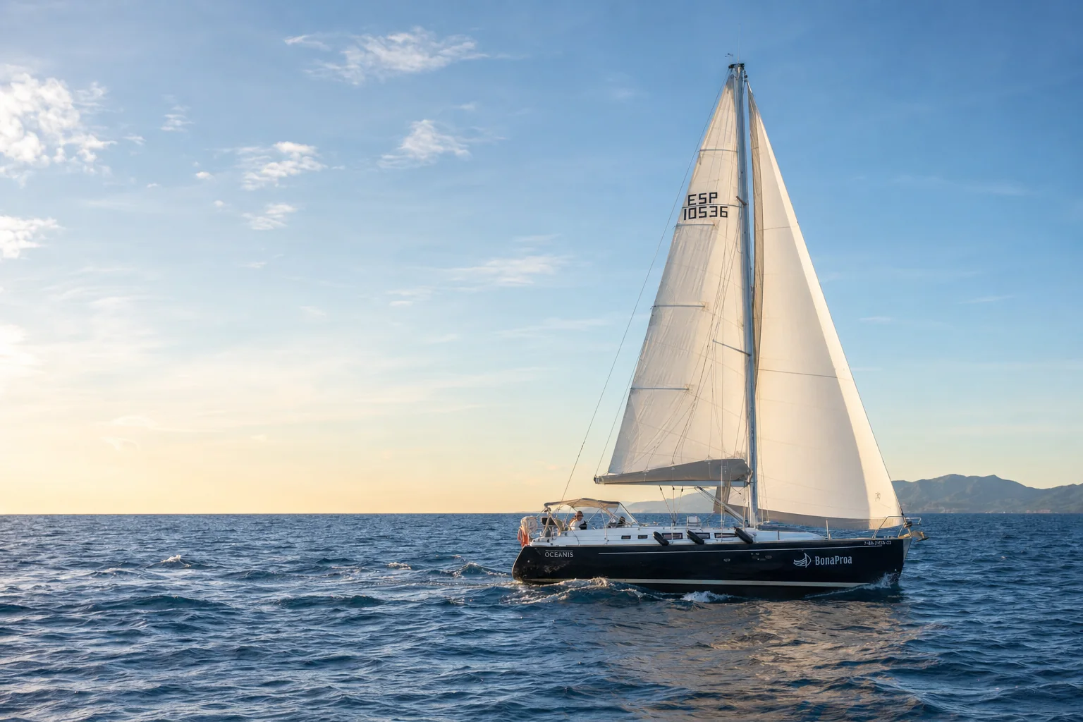 Velero de BonaProa navegando frente a la costa
